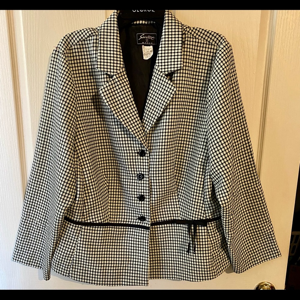 Super cute blk & white size 20 suit jacket